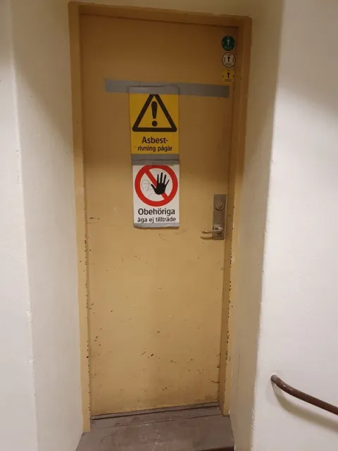 asbestskylt på dörr