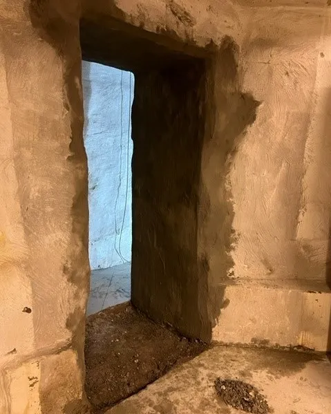 Håltagning i källarvägg av granit