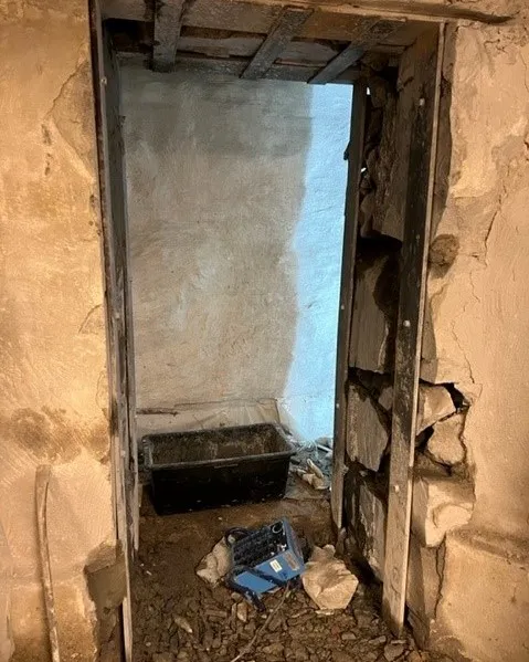 Nytt dörrhål i källarvägg