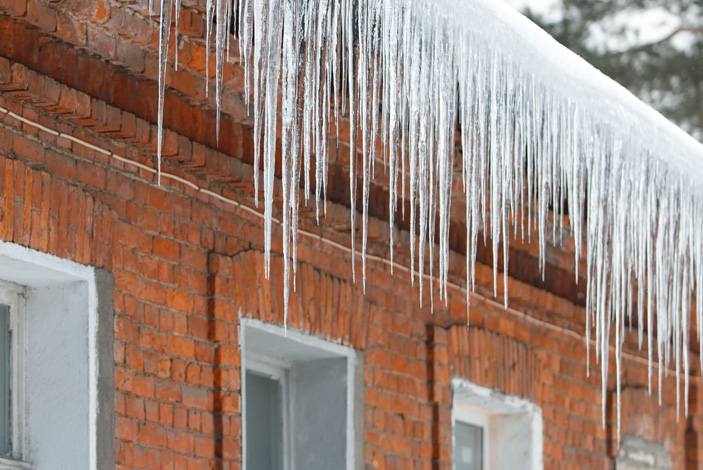 Is och snö är faror som kan undvikas med takskottning i Stockholm
