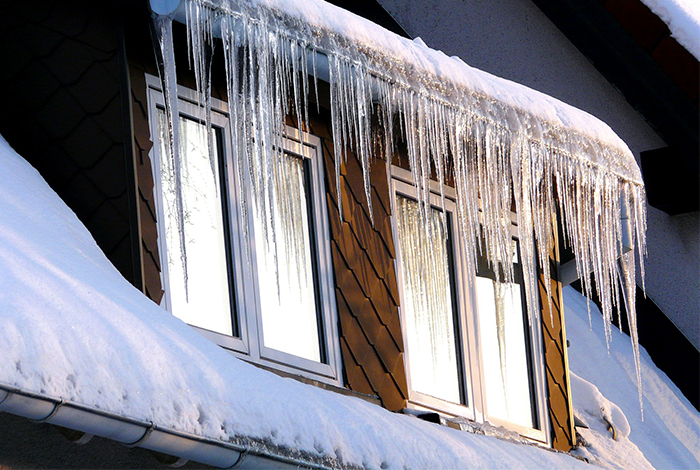 Som fastighetsägare har man ett ansvar för snöras från tak.