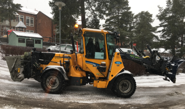 Vår traktor för snöröjning