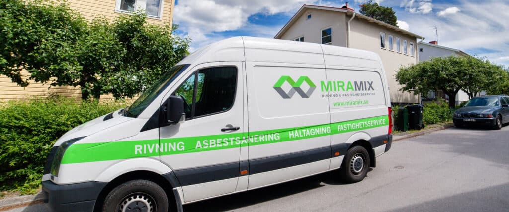Vår arbetsbil med Miramix loggan på