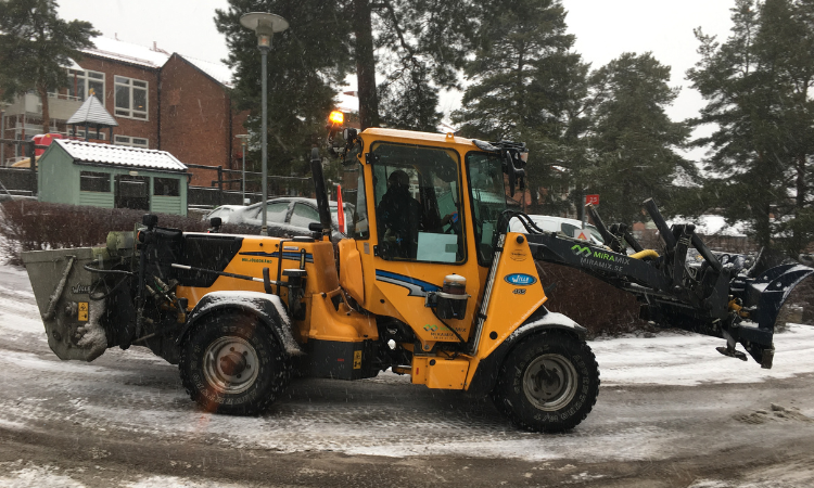 Vi erbjuder snöröjning i Hässelby Strand