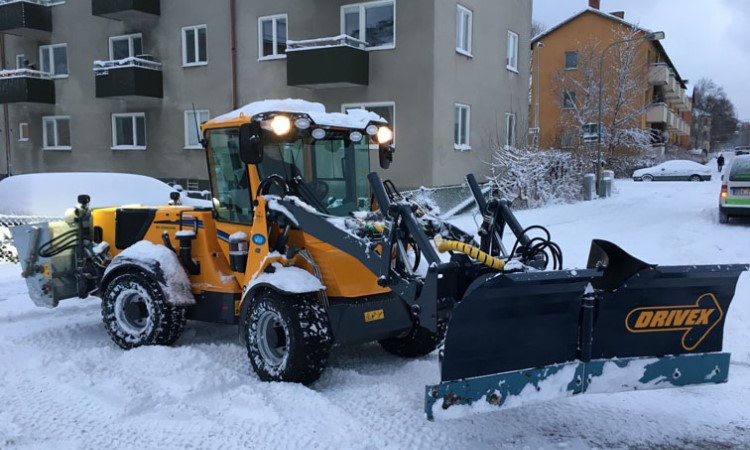 traktor vid snöröjning i Botkyrka