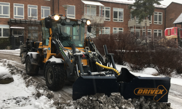 traktor vid snöröjning i Salem