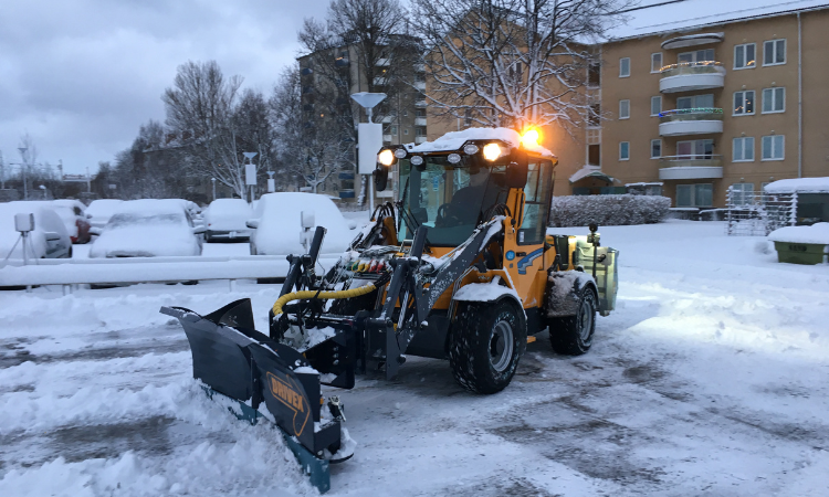 vår traktor vid snöröjning i Sundbyberg