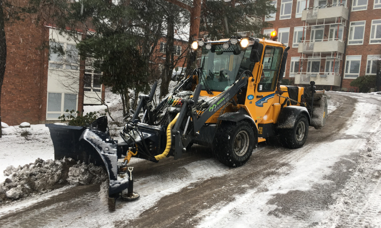 vår traktor för snöröjning i Tyresö